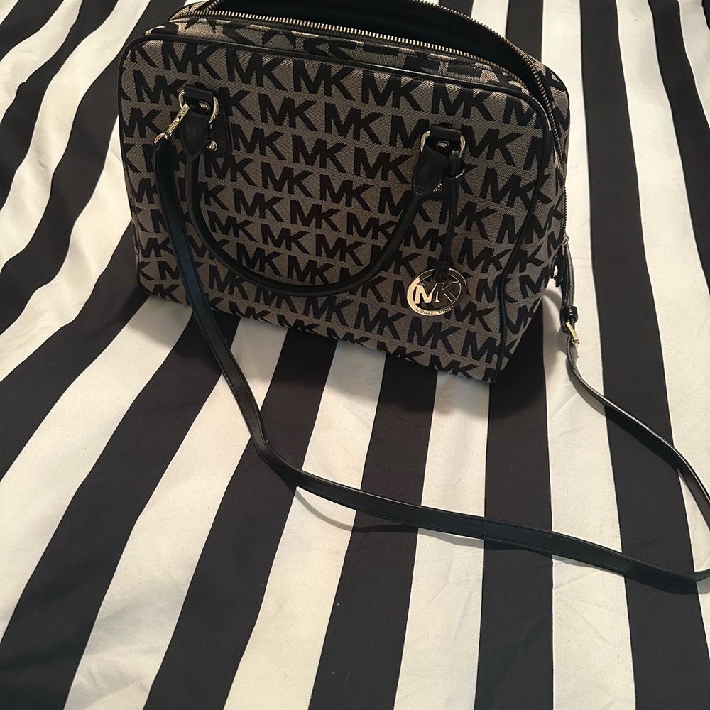 Michael Kors Monogram Top Handle Tote with convertible cross body strap - Picture 3 of 3